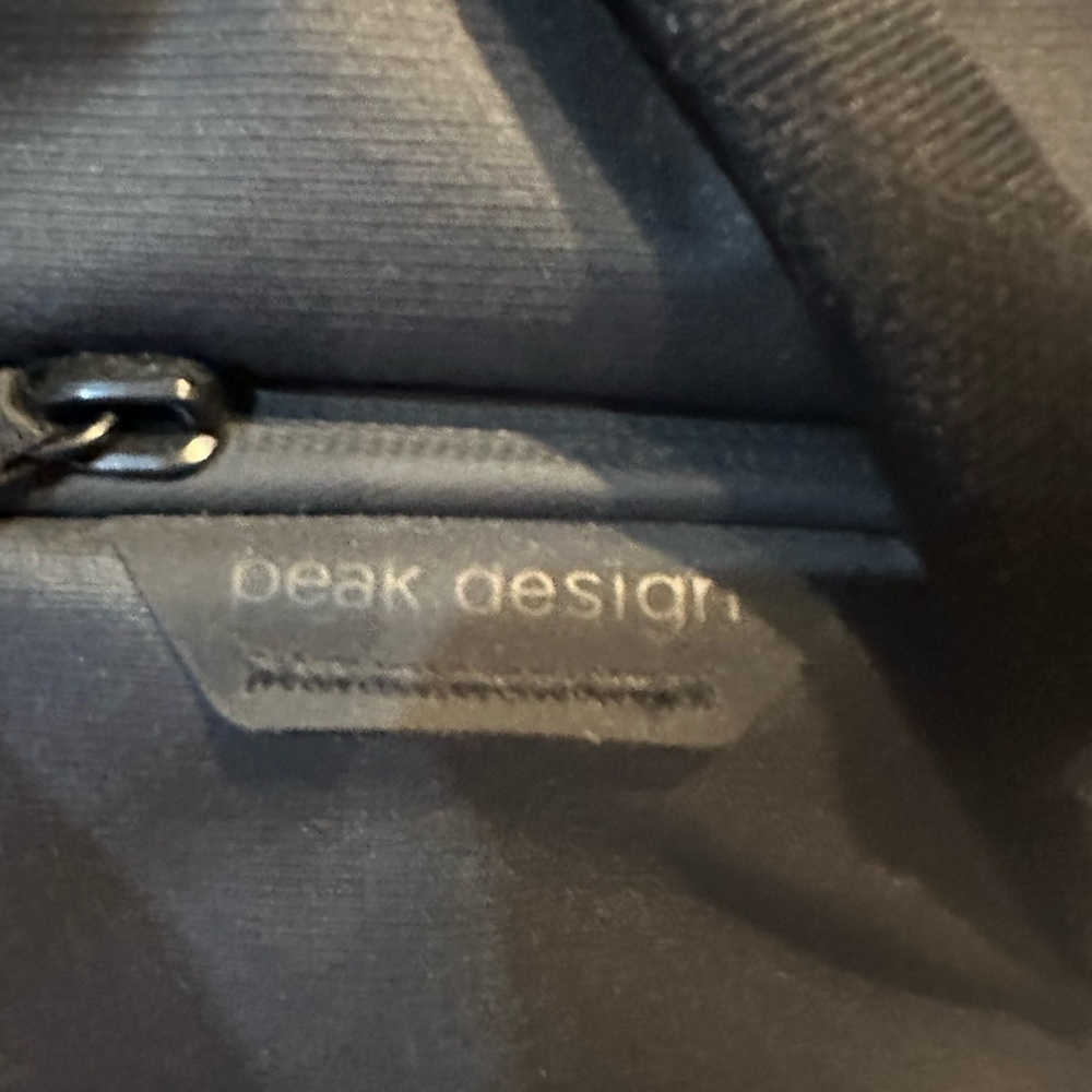Peak Design Modern Black Men's Backpack - Picture 2 of 7
